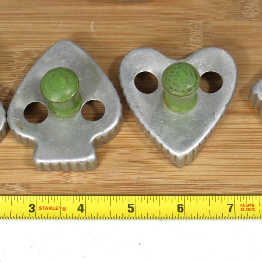 Vintage Crimped Edge Cookie Cutters Green Wooden Handle Heart Spade Club Diamond - Picture 6 of 6